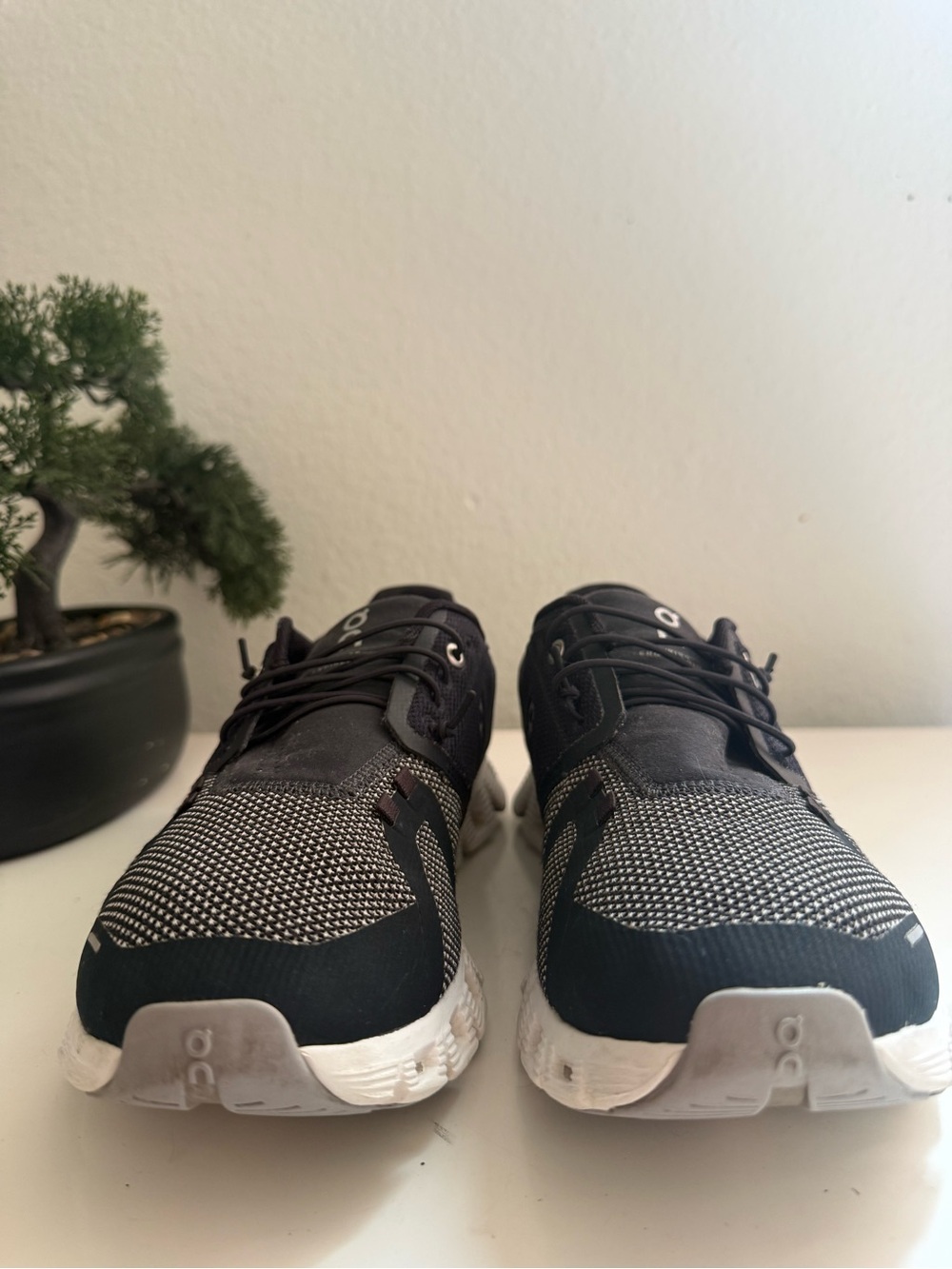 On Running cloud 5 Women size 9  Athletic Shoes in Black and White - Picture 2 of 8